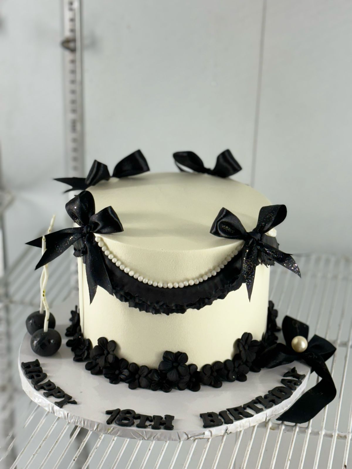 Elegant Noir Cake (4 lbs)